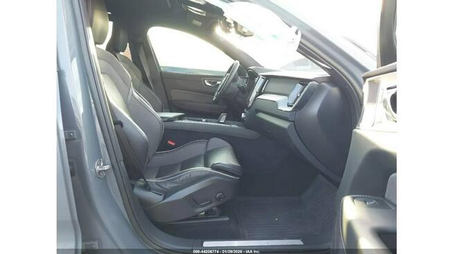 Volvo XC 60 / B5 R-DESIGN / Virtual cockpit / niski przebieg / Tarnów - zdjęcie 9