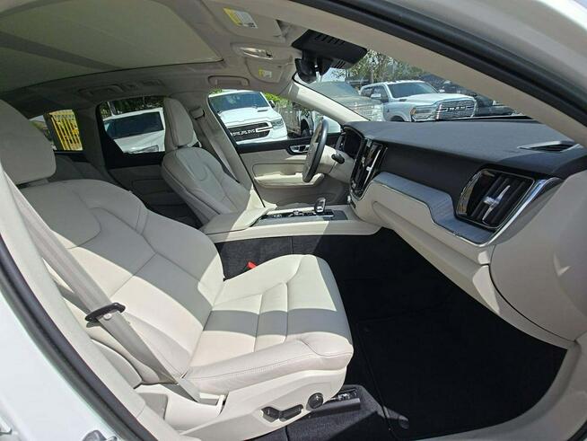 Volvo XC 60 AWD / Bright Theme / niski przebieg Tarnów - zdjęcie 8
