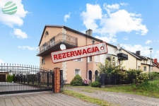 Dom jednorodzinny z niezależnym mieszkaniem i budy