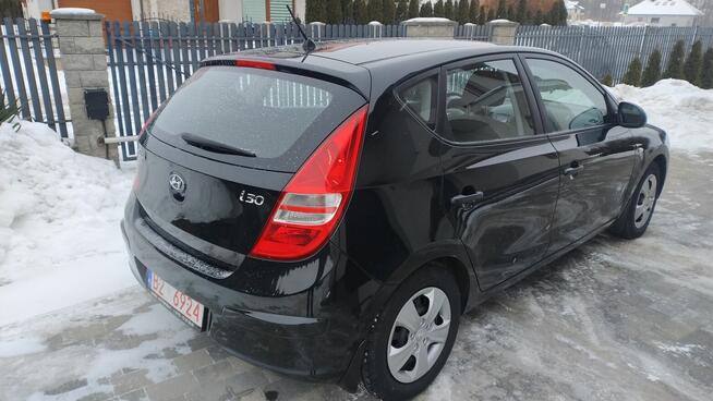 Hyundai i30 benzyna klima grzane fotele niski przebieg Konarzyce - zdjęcie 11
