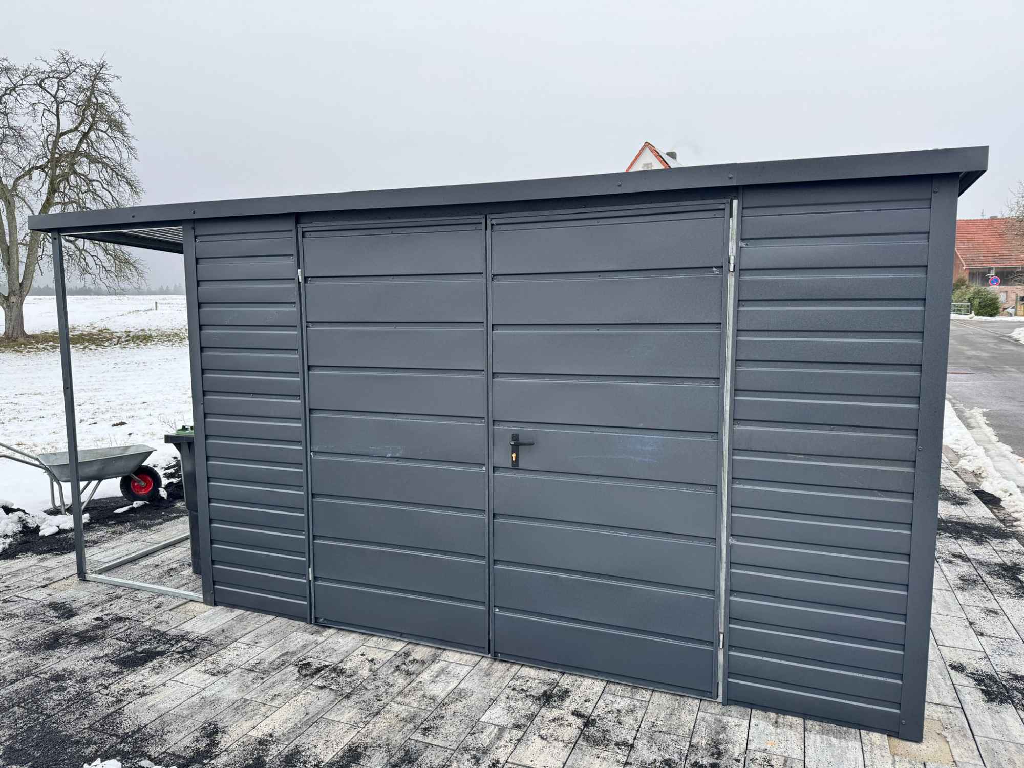 Garaż Blaszany 5,5 × 4,5 m z Wiatami Nowoczesny Schowek Grafit MAT Toruń - zdjęcie 3