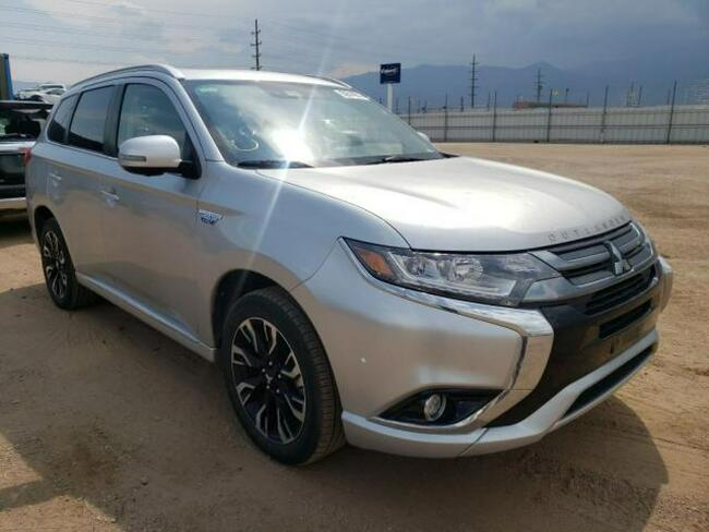 Mitsubishi Outlander 2018, 2.0L hybryda, 4x4, po gradobiciu Warszawa - zdjęcie 2