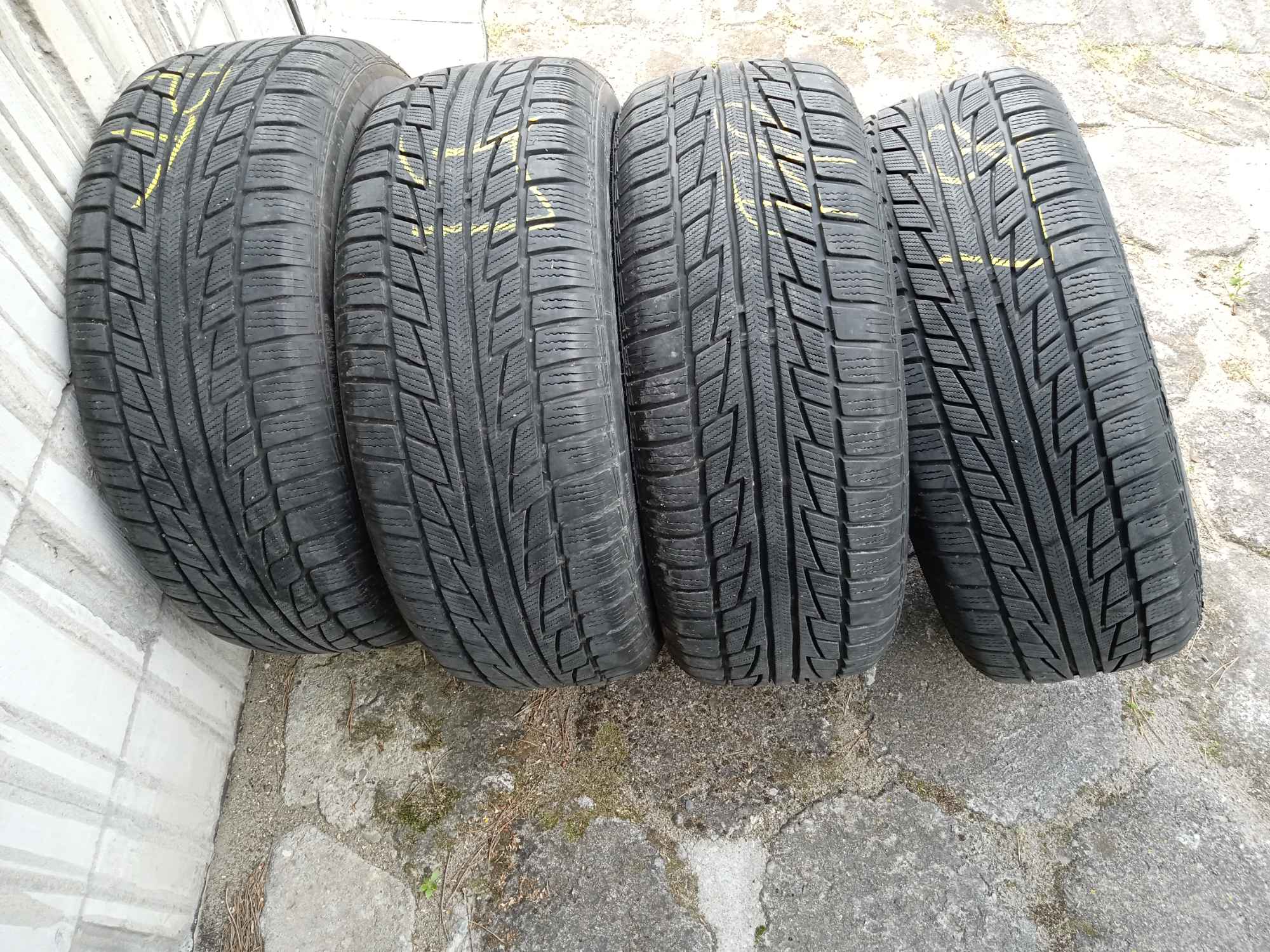 Sprzedam opony wielosezonowe dwa komplety bez felg.R16 235/60 Kawęczyn - zdjęcie 1