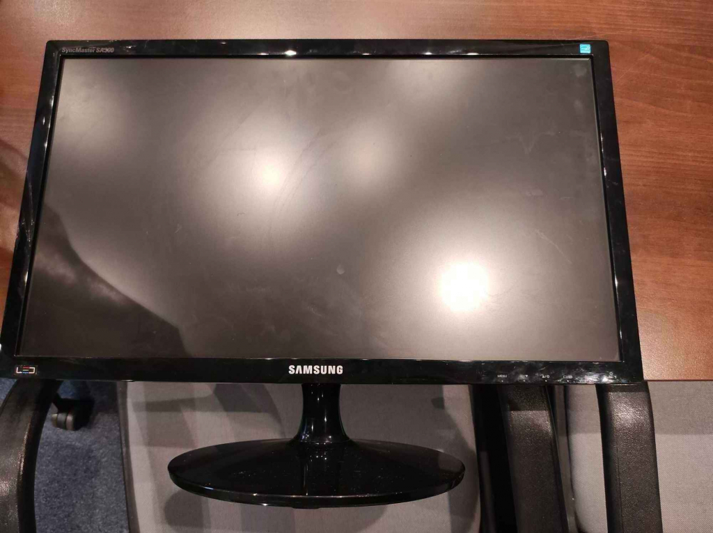 Syndyk sprzeda sprzęt komputerowy w postaci  10 monitorów Ursus - zdjęcie 7