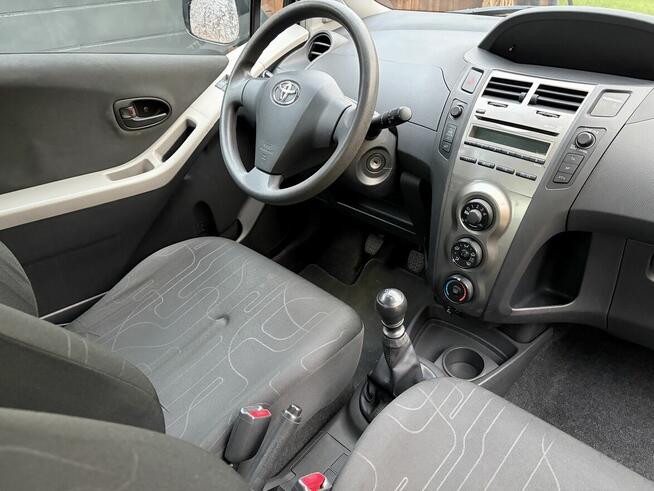 Toyota Yaris 1.3 Salon Serwis ASO - niski przebieg Bezwypadk Legionowo - zdjęcie 11