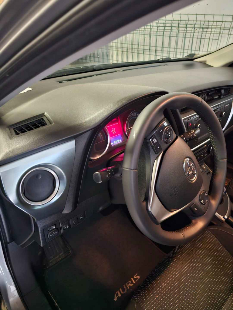 Sprzedam Samochód Toyota Auris 1.8 (akumulator hybryda-nowy) Olsztyn - zdjęcie 4