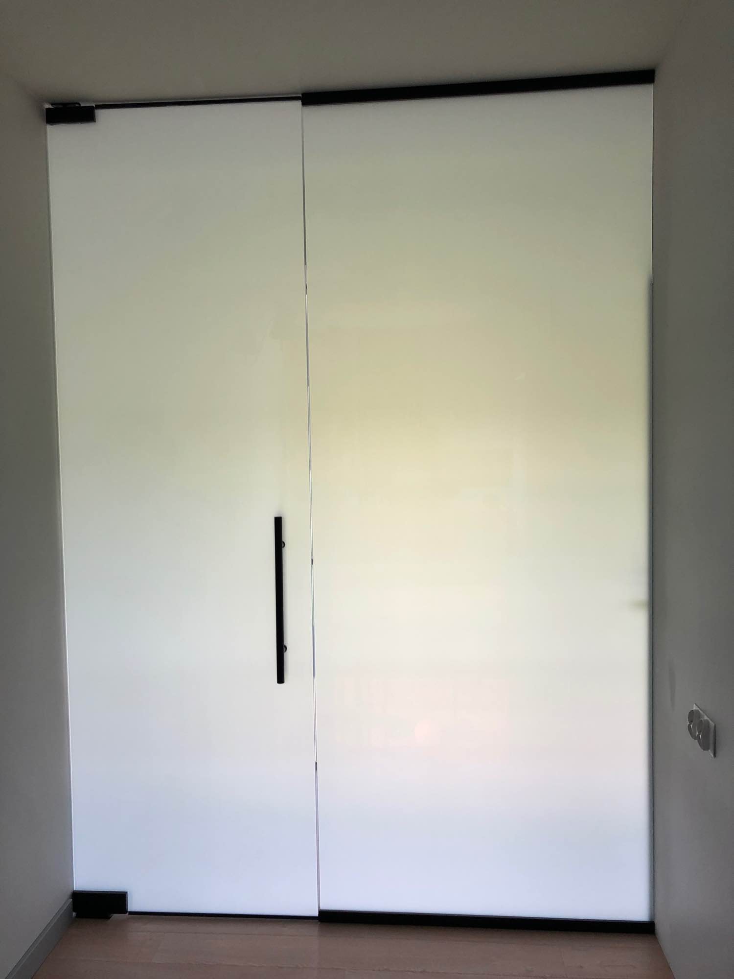 Ścianki szklane z folią inteligentną na pilota Kalisz - zdjęcie 1