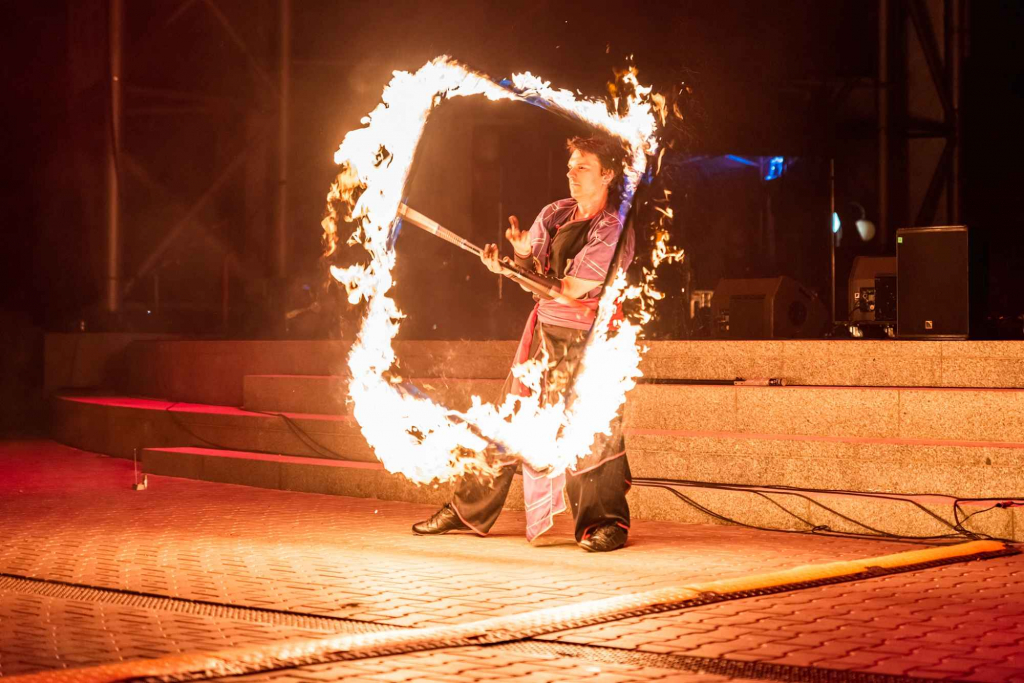 Widowiskowy pokaz fireshow na weselu Podgórze - zdjęcie 12