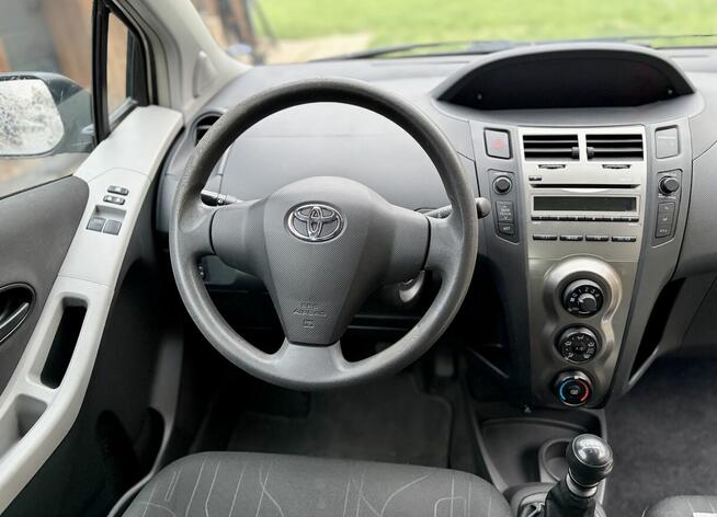 Toyota Yaris 1.3 Salon Serwis ASO - niski przebieg Bezwypadk Legionowo - zdjęcie 9