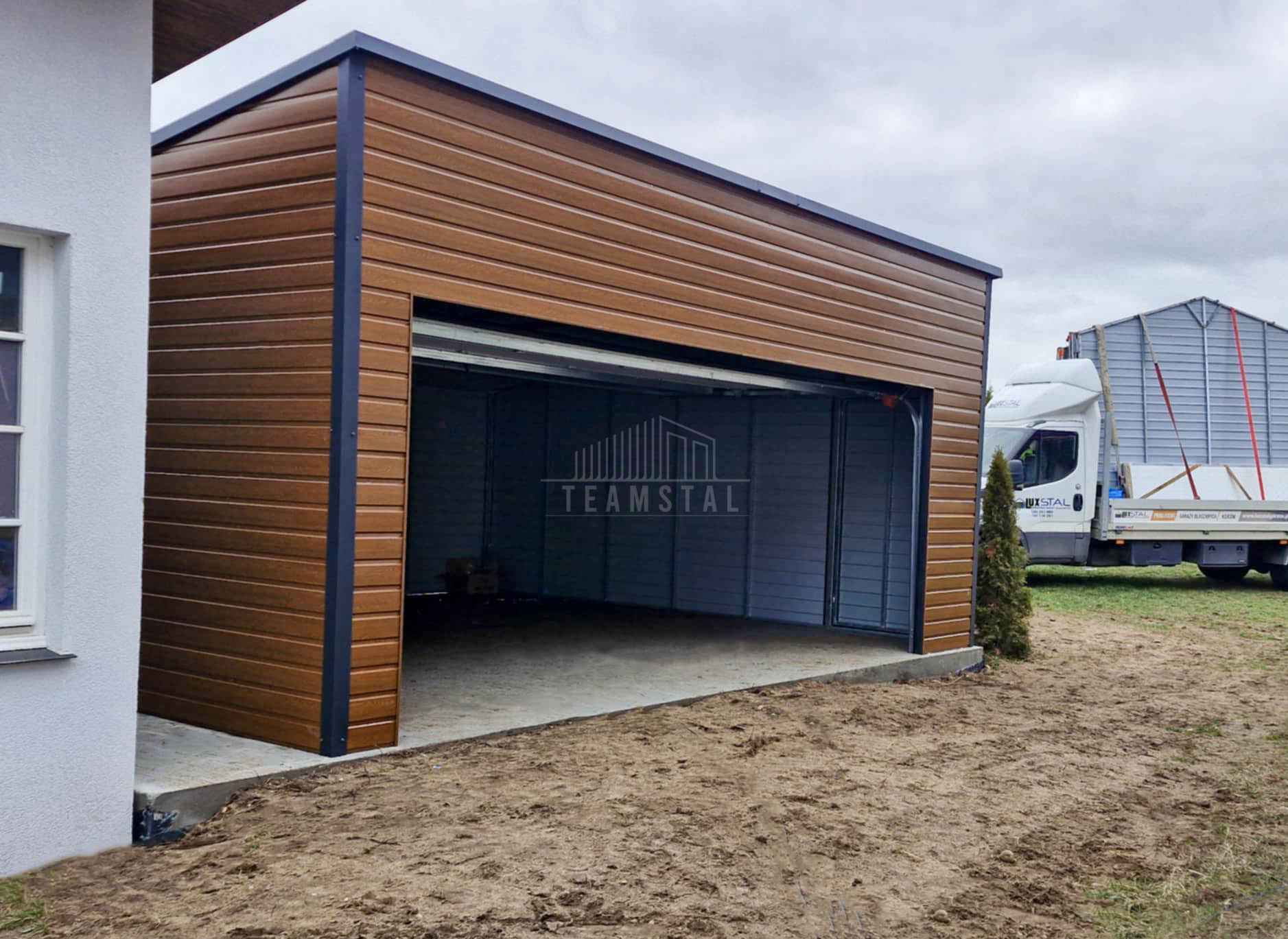 Garaż blaszany 6,5x6m Brama segmentowa drzwi  drewnopodobny dach TS931 Chojnice - zdjęcie 2
