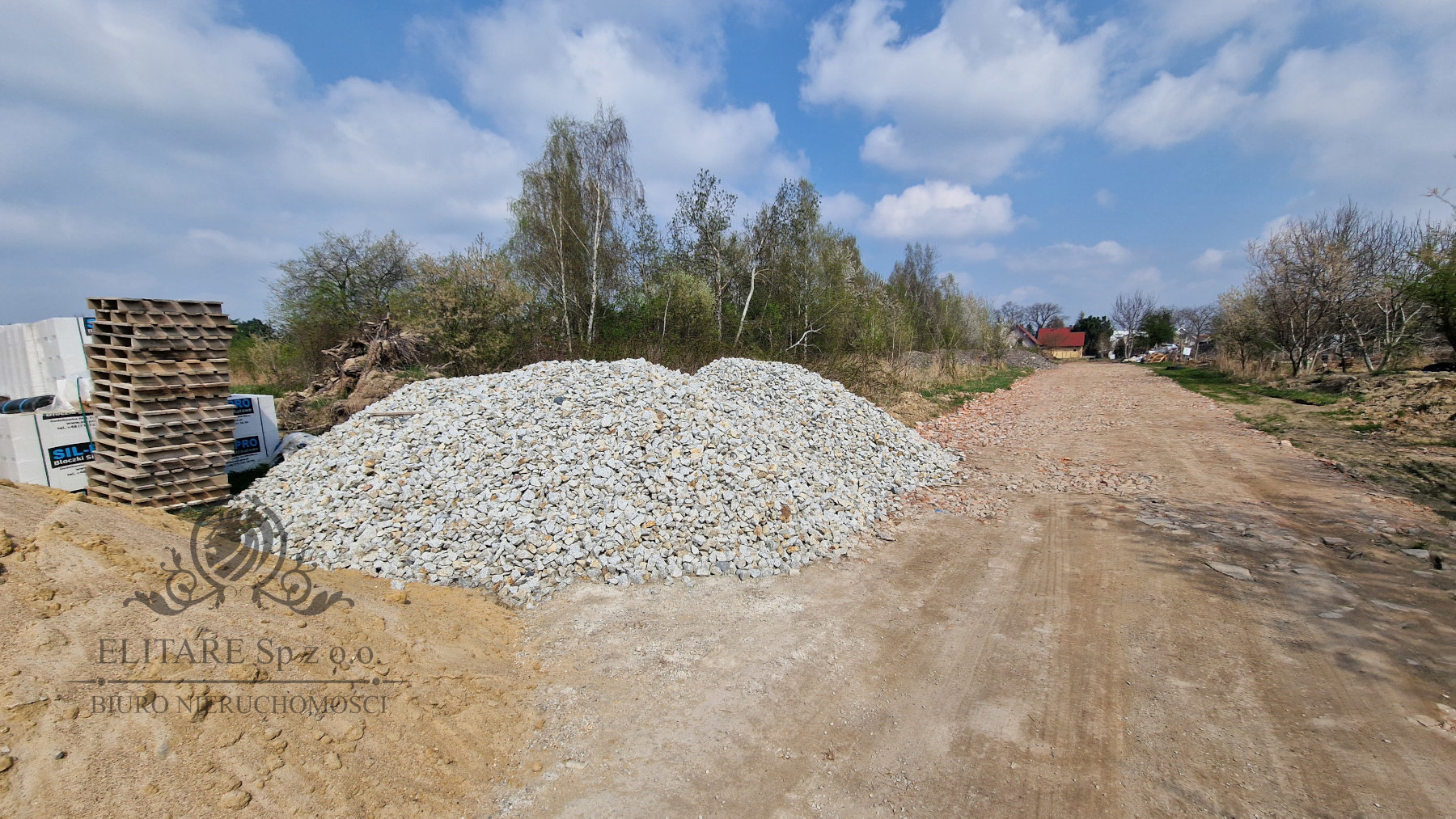 Piekny dom wolnostojący w cichej i zielonej okolicy Lutynia - zdjęcie 11