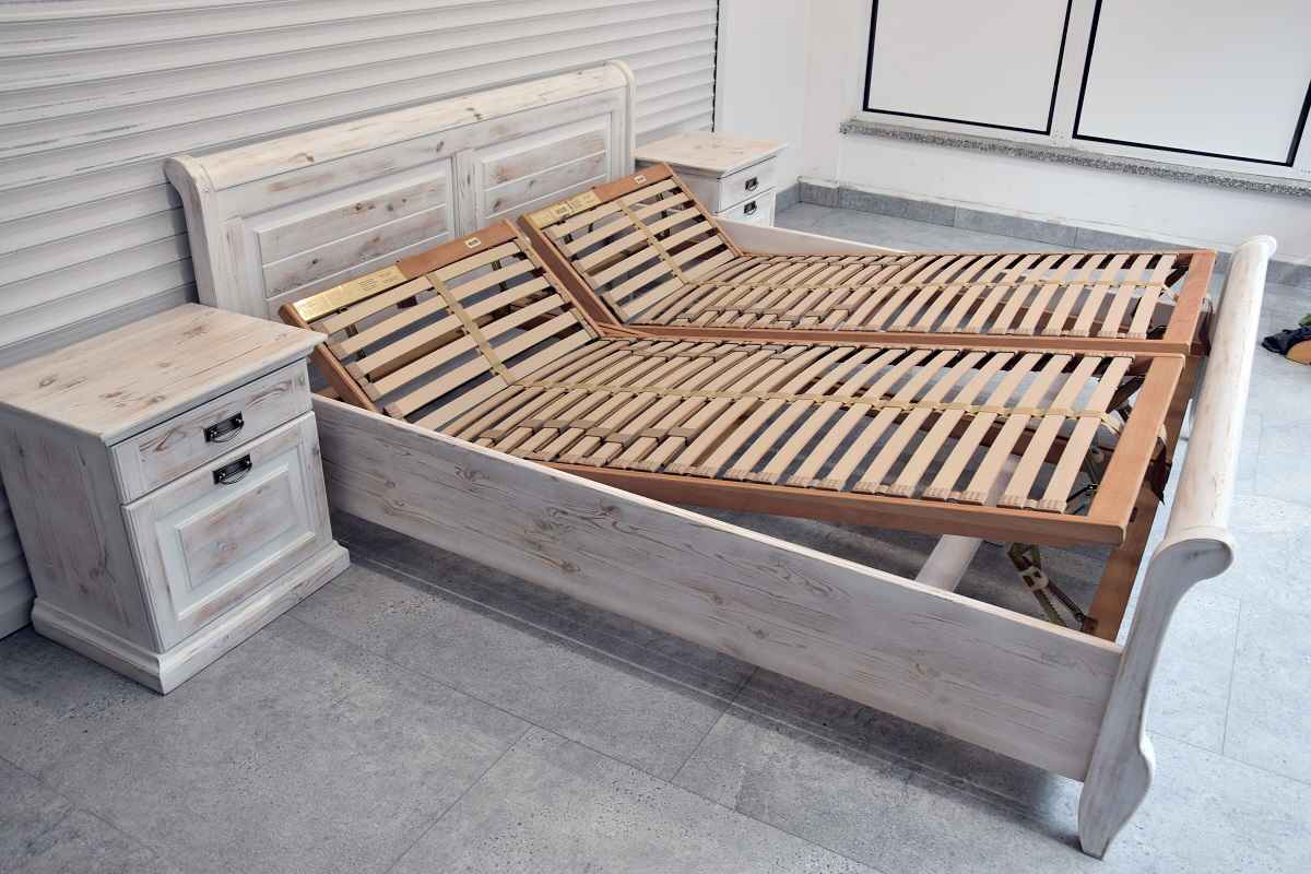 łóżko z drewna sosnowego z materacami i szafkami - komplet jak nowy Olsztyn - zdjęcie 5