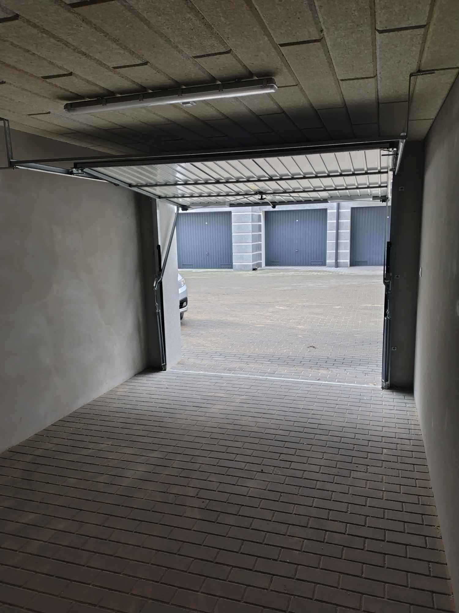 Garaż murowany z bramą uchylną Toruń - zdjęcie 1