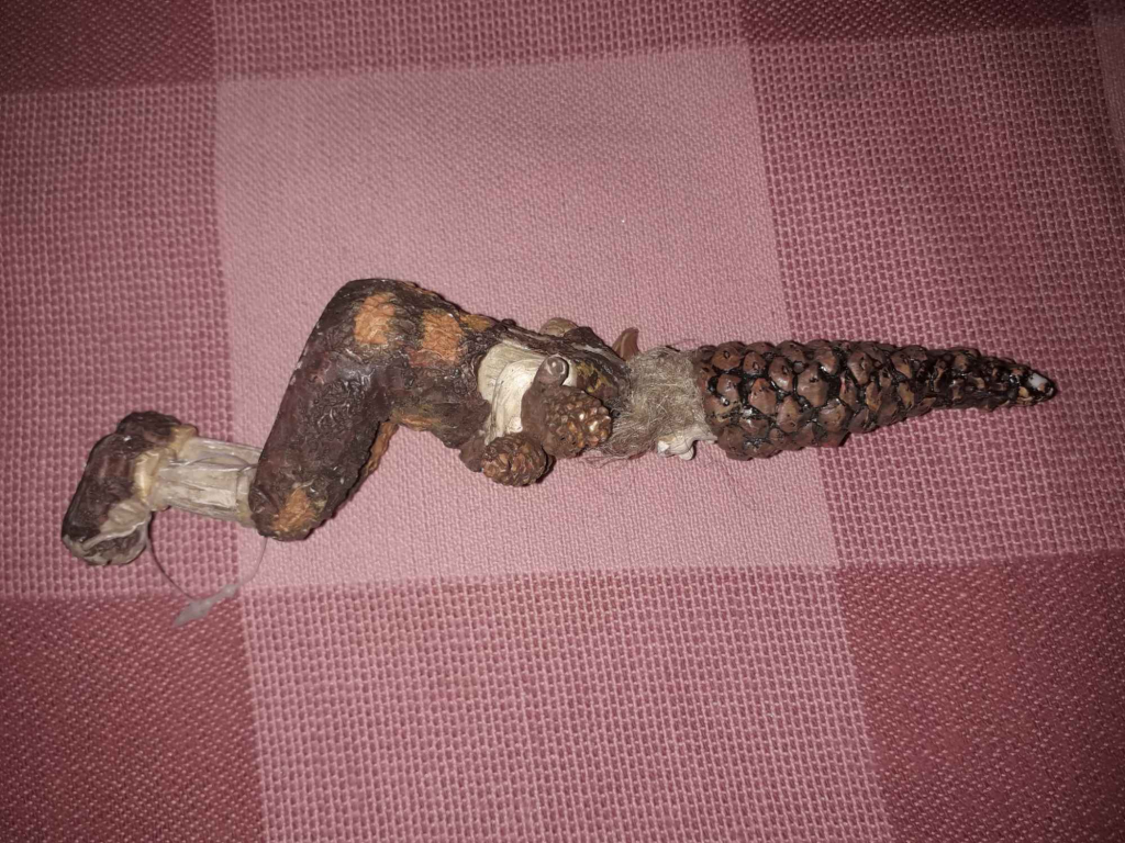 Ludzik z brodą w pozycji siedzącej Bielany - zdjęcie 4