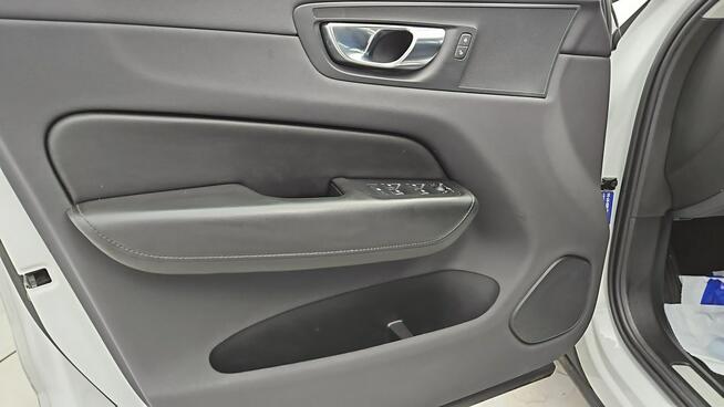 Volvo XC 60 Momentum Pro aut ! Z Polskiego Salonu ! Faktura VAT ! Warszawa - zdjęcie 10