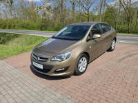 Opel Astra Sedan 1,4 benzynka w pięknym kolorze niski przebieg 117 tys