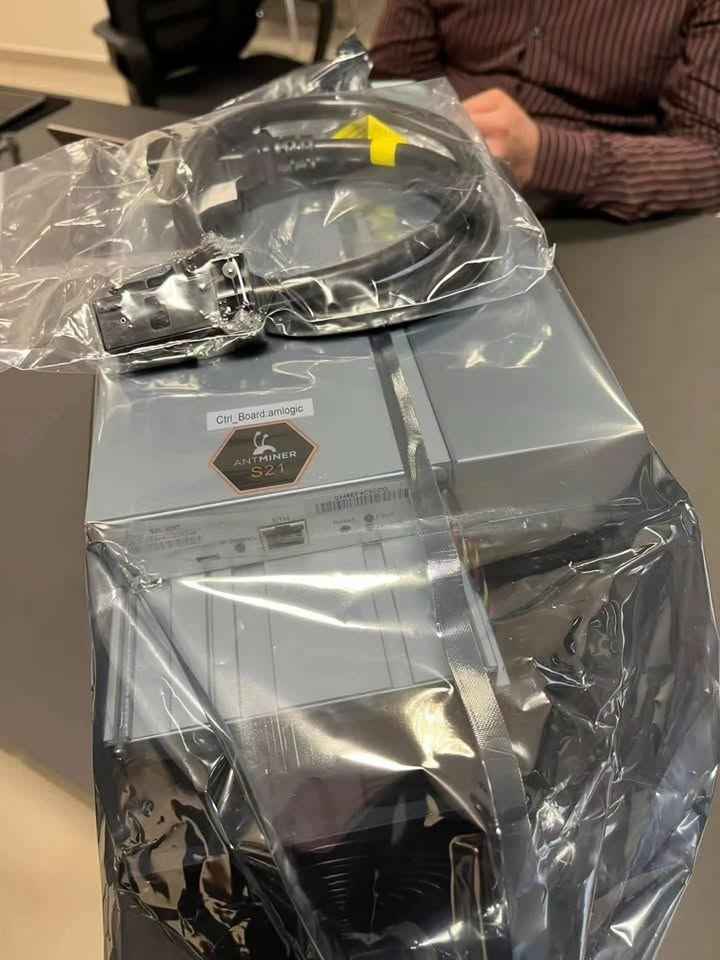 Bitmain Antminer S21 (200Th/s) Wasielewko - zdjęcie 1