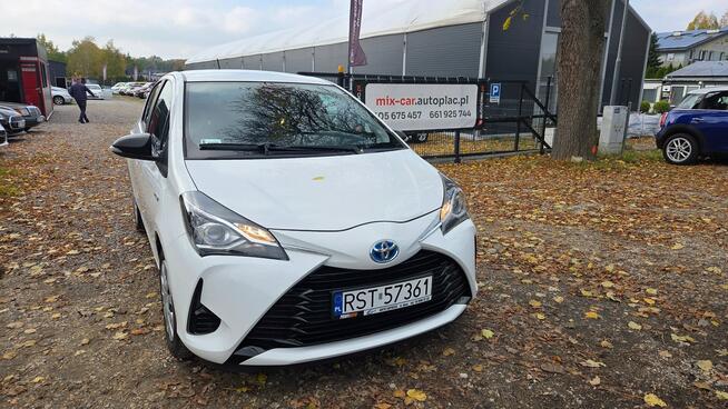 Toyota Yaris 1.5 HSD 100KM Salon PL Bezwypadkowy Serwis Otwock Mały - zdjęcie 2