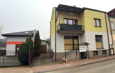 Dom z mieszkaniem, 2 lokalami komercyjnymi i zapleczem.