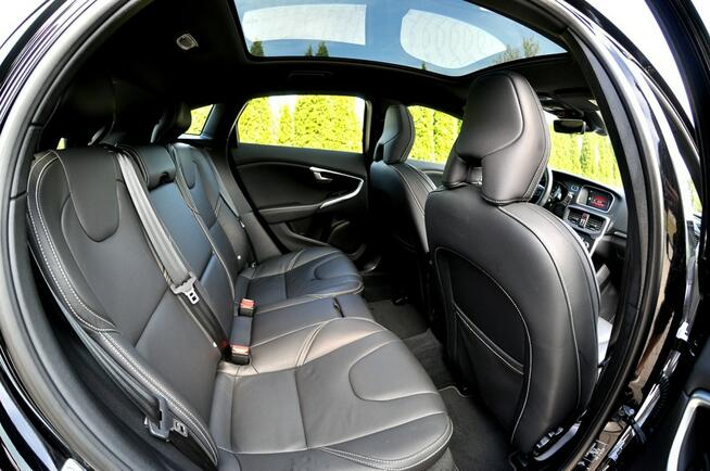 Volvo V40 2.0 T2 122KM RDesign Panorama Skóra Full Led Kamera Digital Płock - zdjęcie 9