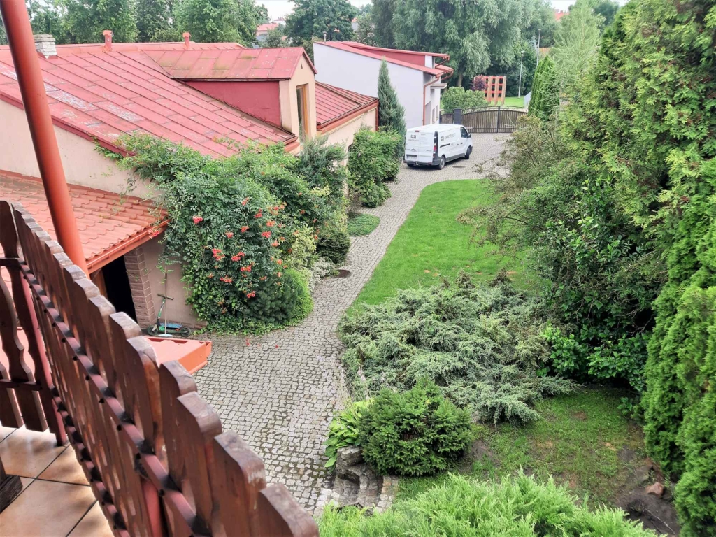 Duży dom  do zamieszkania i gotowe budynki „na biznes” Chmielnik - zdjęcie 7