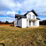 Dom wolnostojący: stan surowy, zamknięty.