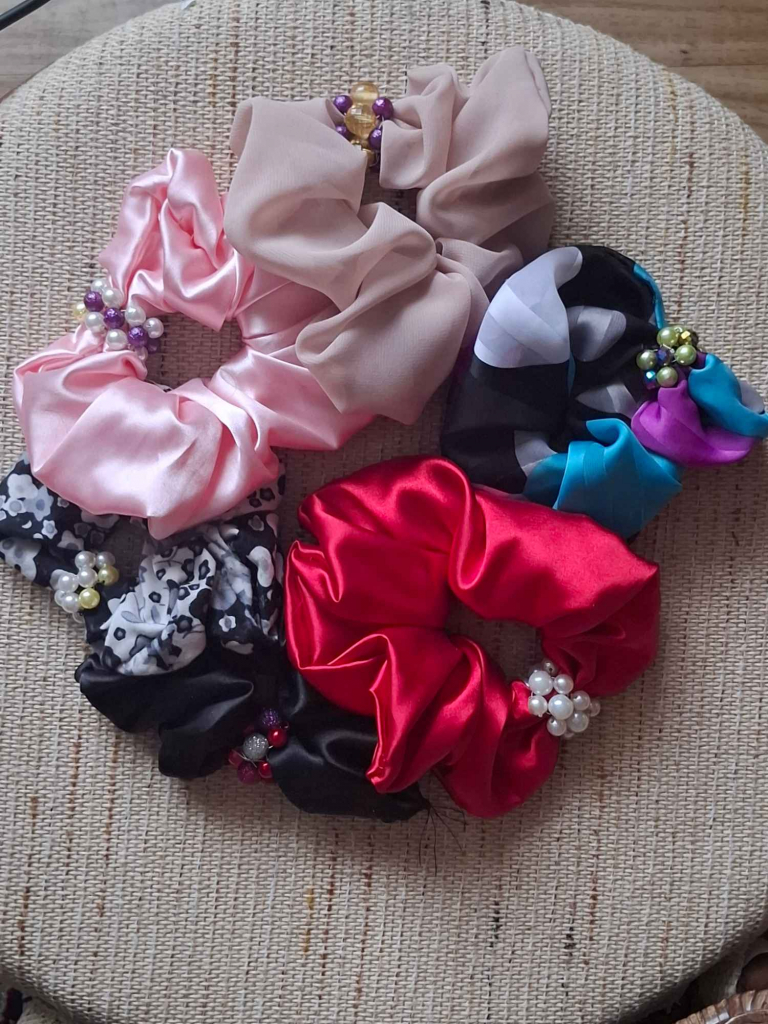 piękne gumki do włosów z materiałów Brzeg - zdjęcie 1