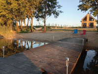 Dom nad jeziorem z linią brzegową prywatny pomost plaża duża działka