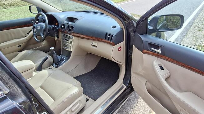 Toyota Avensis II 2.2 D4D 177KM 2005r kombi Xenon Skóry zare Skarżysko-Kamienna - zdjęcie 9