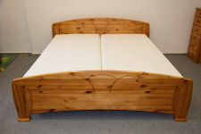 łóżko z drewna sosnowego z nowymi materacami