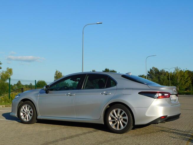 Toyota Camry z Gwarancją Kupiona Salon PL 2-2022r Żyrardów - zdjęcie 2