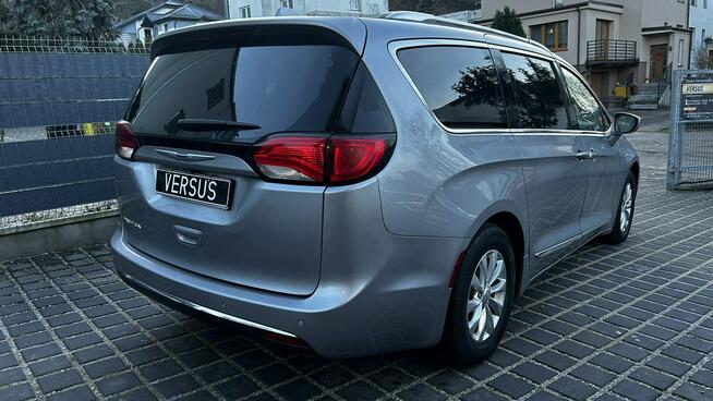 Chrysler Pacifica Limited - Doskonały Minivan dla Wymagających Rodzin Gdynia - zdjęcie 4