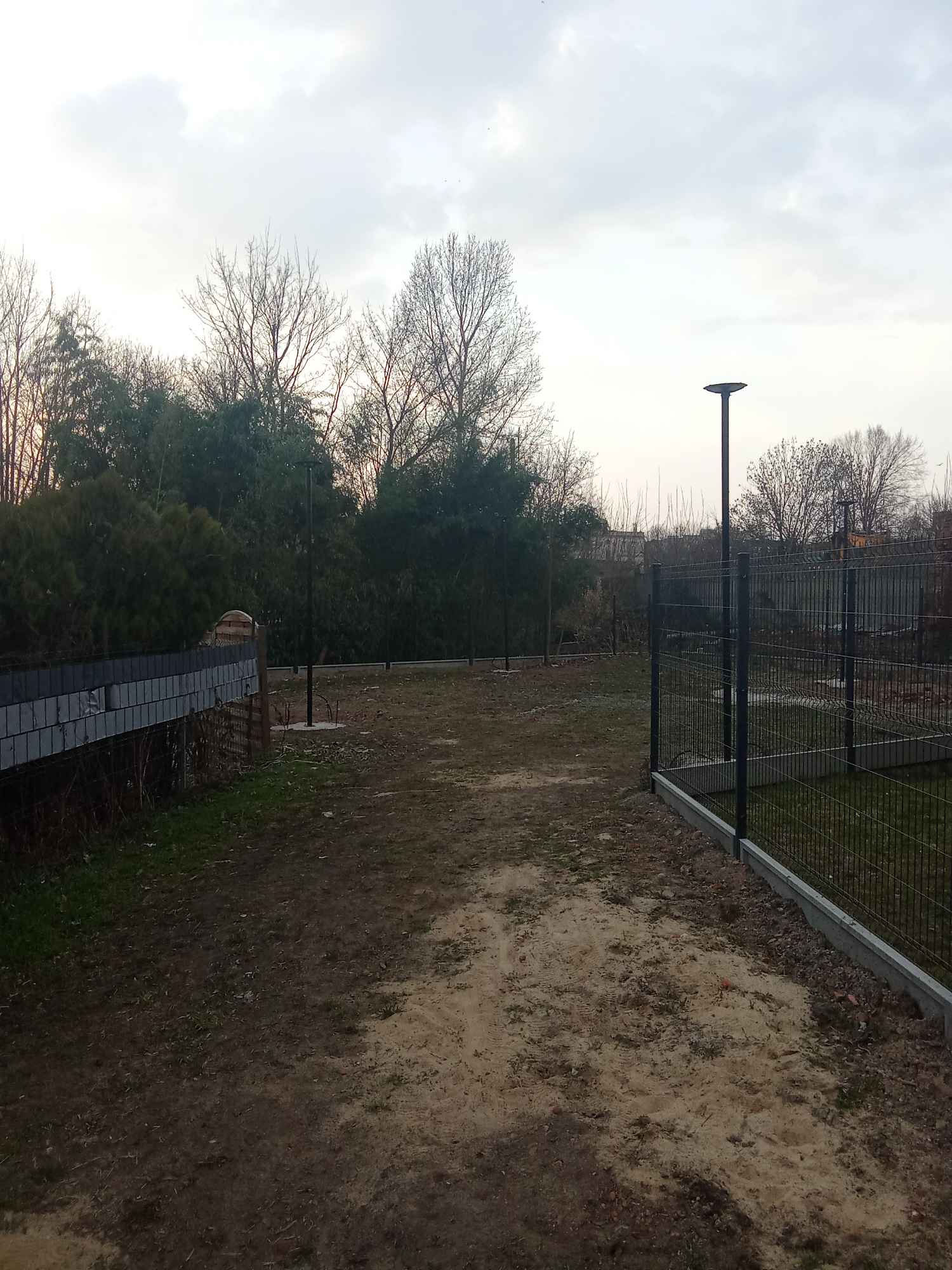 Działka budowlana do dzierżawy/wynajęcia przy centrum 340 m2 Legnica - zdjęcie 3