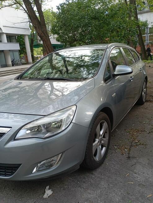 Sprzedam prywatny samochód Opel Astra J Kombi z niezawodnym Śródmieście - zdjęcie 3