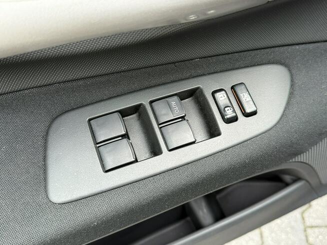 Toyota Auris 1,4D4D 90KM  Premium/Klimatyzacja/Parktronic/Serwis Węgrów - zdjęcie 8