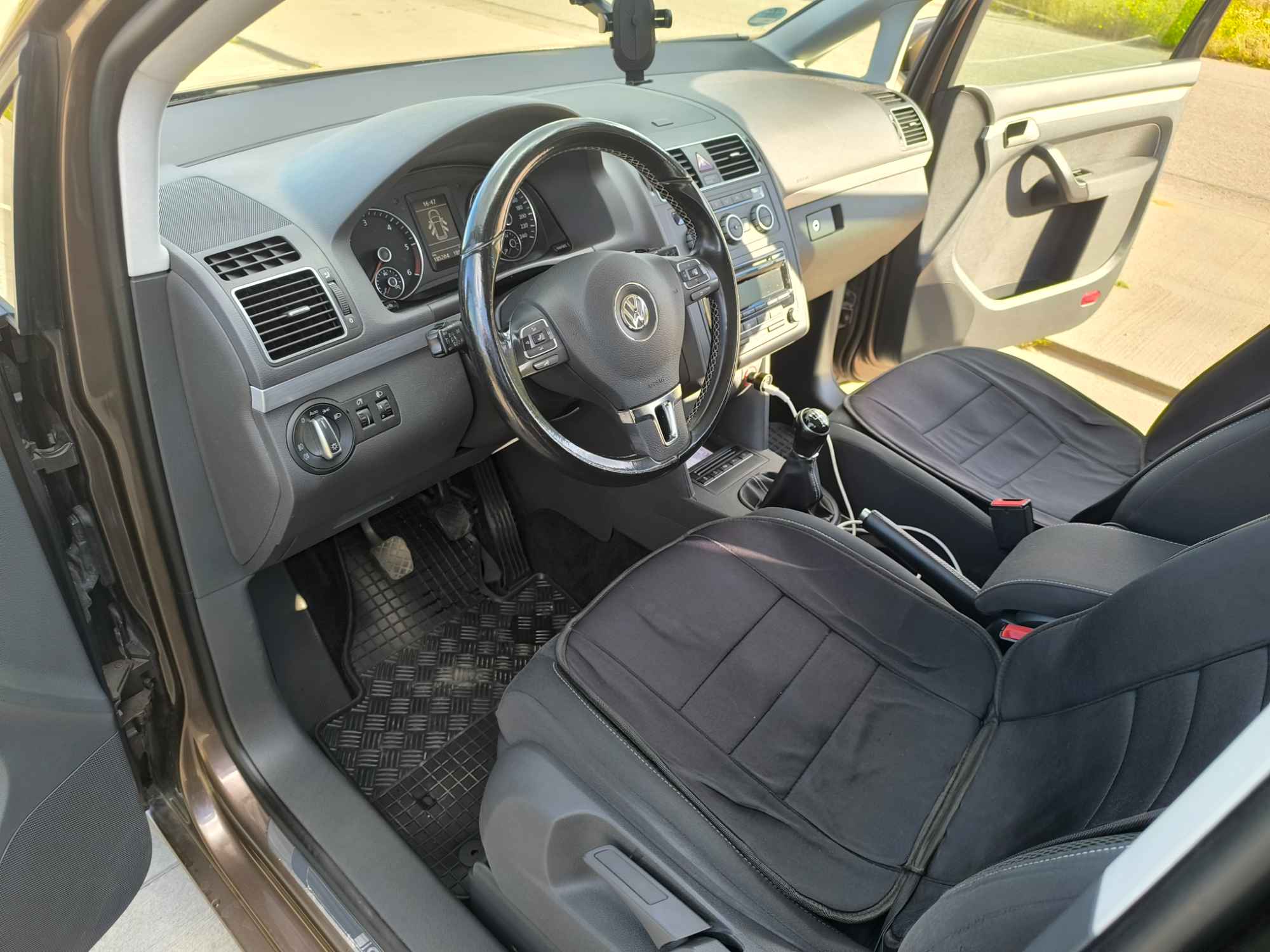 Posiadam na sprzedasz swojego Volkswagena Tourana 1,6 TDI Radom - zdjęcie 6
