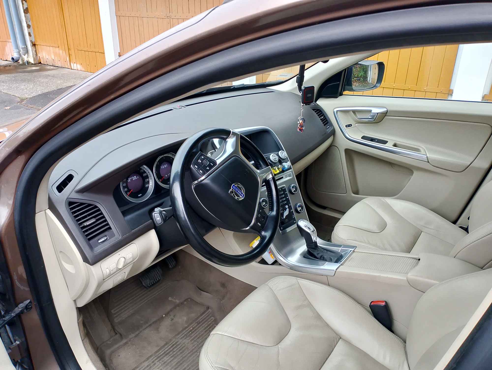 Sprzedam Volvo XC60 AWD d4 Gliwice - zdjęcie 3