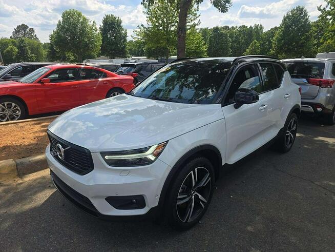Volvo XC 40 R-Design / 4x4 / niski przebieg Warszawa - zdjęcie 2