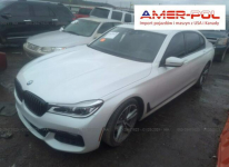 BMW 750 2017, 4.4L, uszkodzony bok