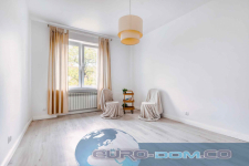 Do wynajęcia duża komfortowa kawalerka z osobną kuchnią.