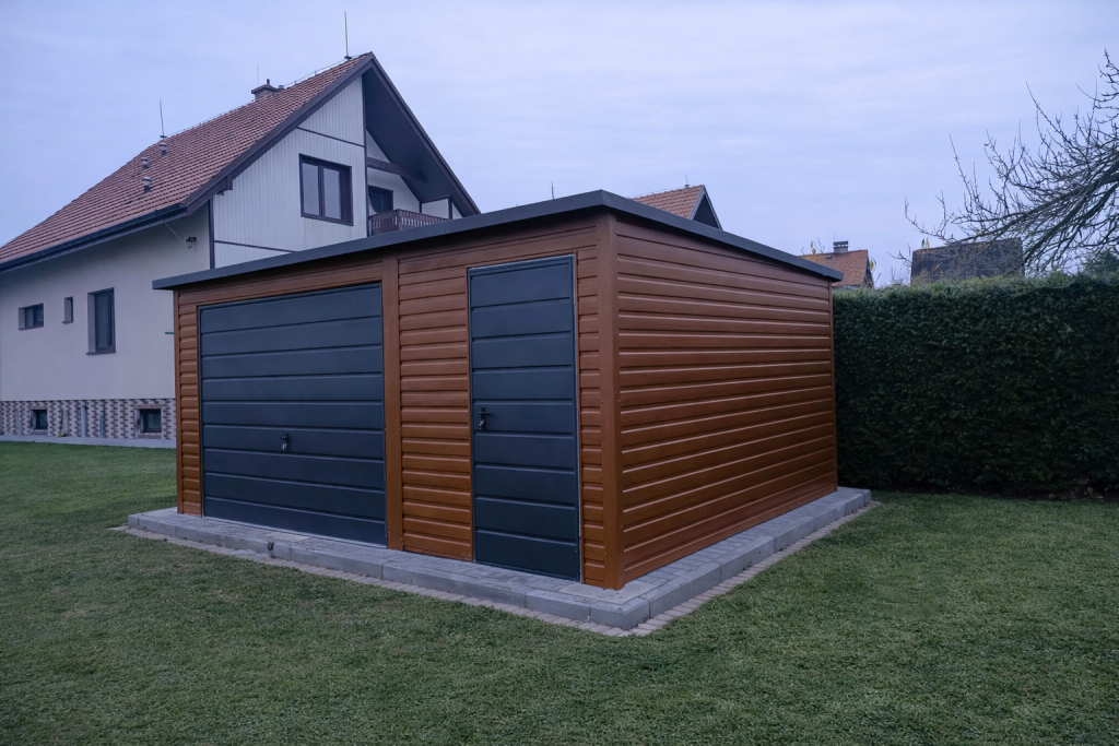 Garaż Blaszany 5x5m Drewnopodobny Spad na Tył Brama Uchylna Grafit Trablice - zdjęcie 5