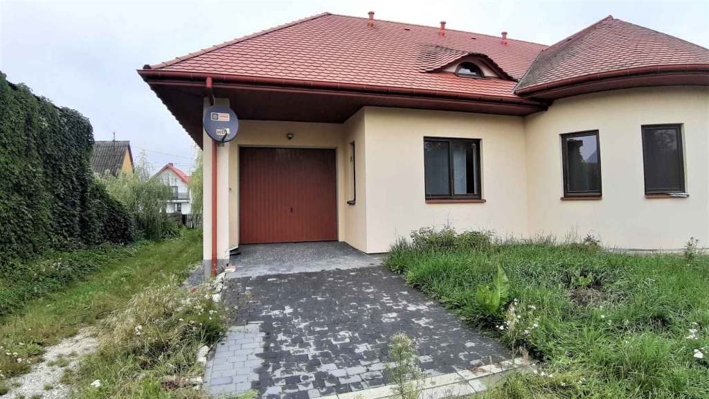 Dom w stylu dworku, z 2012r, na działce 1550 m.kw., a nawet 1,77 ha, Pierzchnianka - zdjęcie 4
