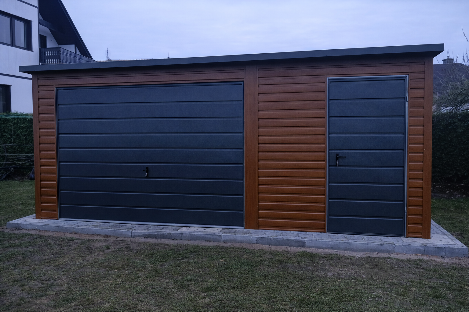 Garaż Blaszany 5x5m Drewnopodobny Spad na Tył Brama Uchylna Grafit Trablice - zdjęcie 6