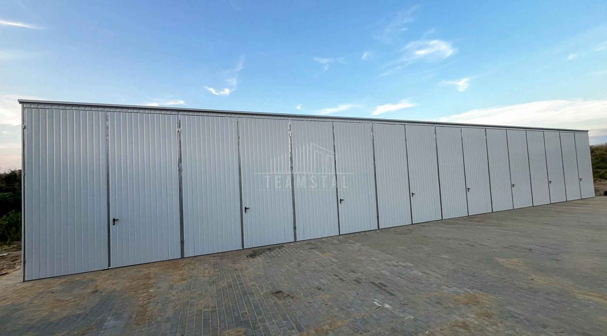 Hala blaszana 24x8m - 8x brama dwuskrzydłowa - biały -  dach TS1180 Kraśnik - zdjęcie 4