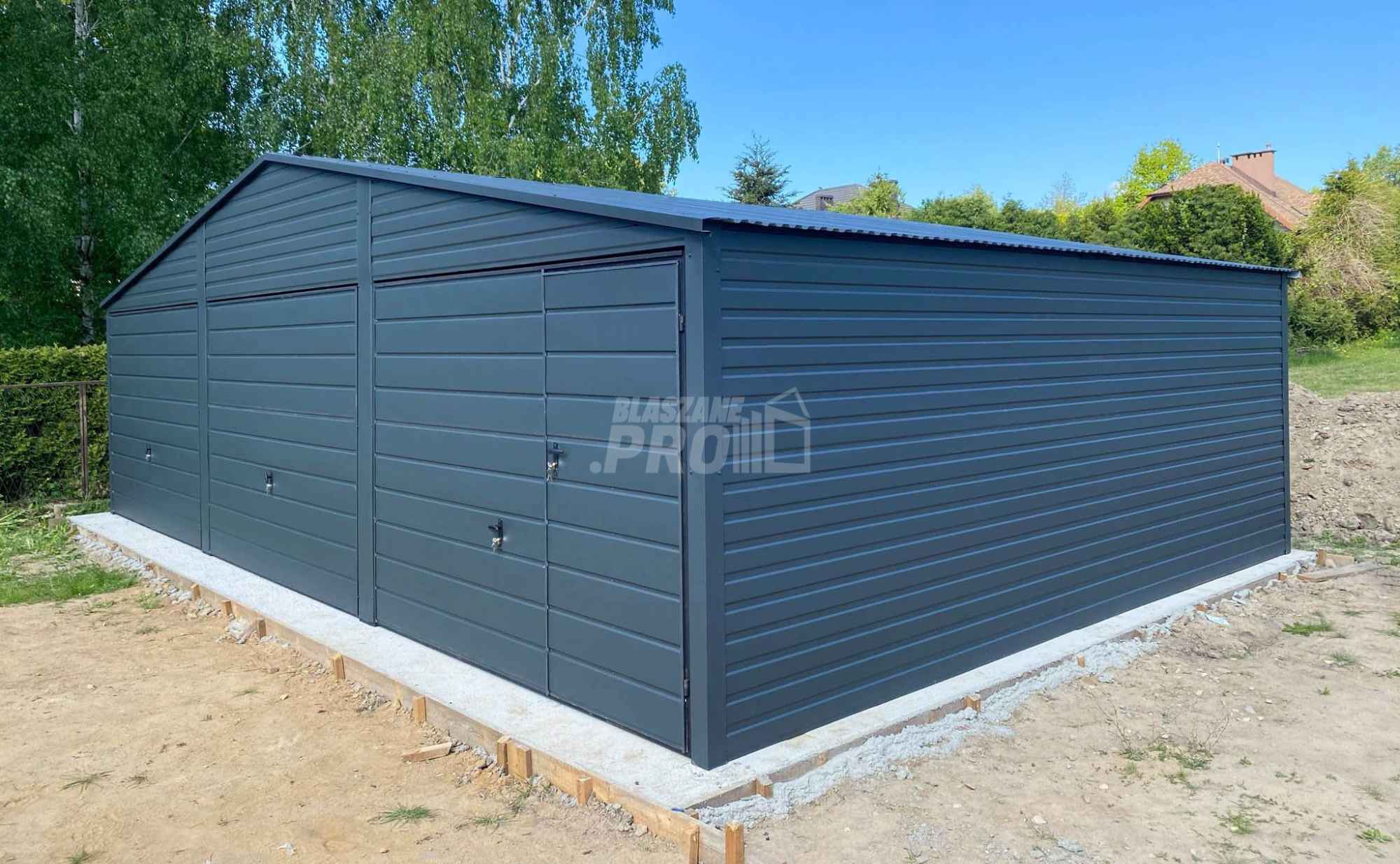 Garaż blaszany 9x6m - 3x Brama - drzwi Antracyt Dach dwuspadowy GP556 Iława - zdjęcie 4