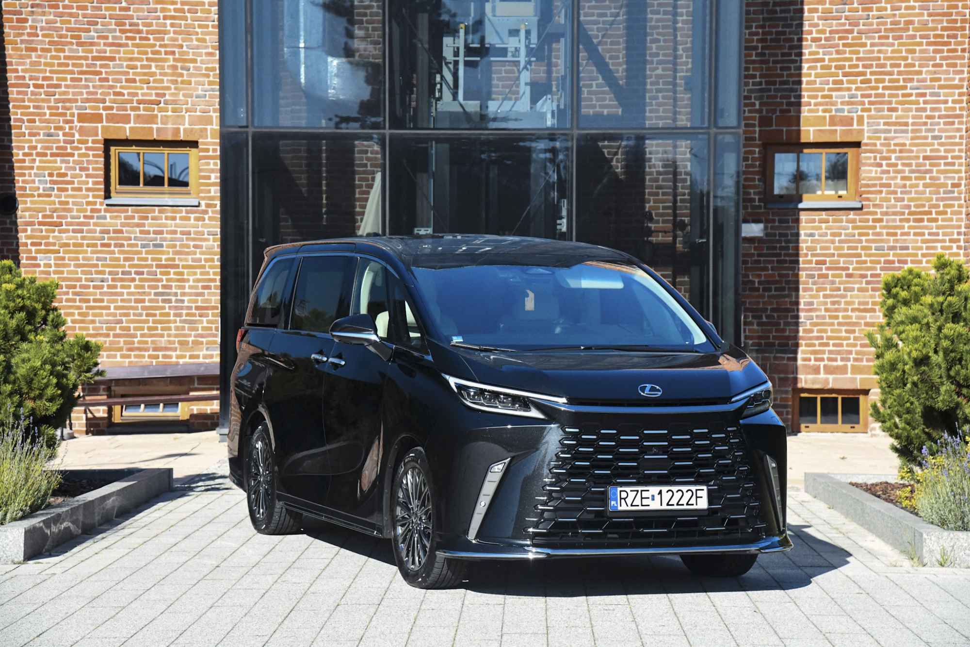 LuxuryTour Rzeszów – Przewóz osób w segmencie Business &amp; VIP Rzeszów - zdjęcie 2