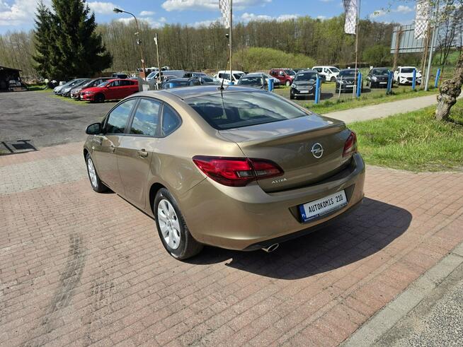 Opel Astra Sedan 1,4 benzynka w pięknym kolorze niski przebieg 117 tys Cielcza - zdjęcie 4