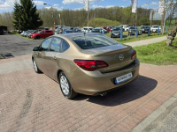 Opel Astra Sedan 1,4 benzynka w pięknym kolorze niski przebieg 117 tys Cielcza - zdjęcie 4