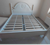 Łóżko do sypialni ze stelażem I materacem marki Bemondi