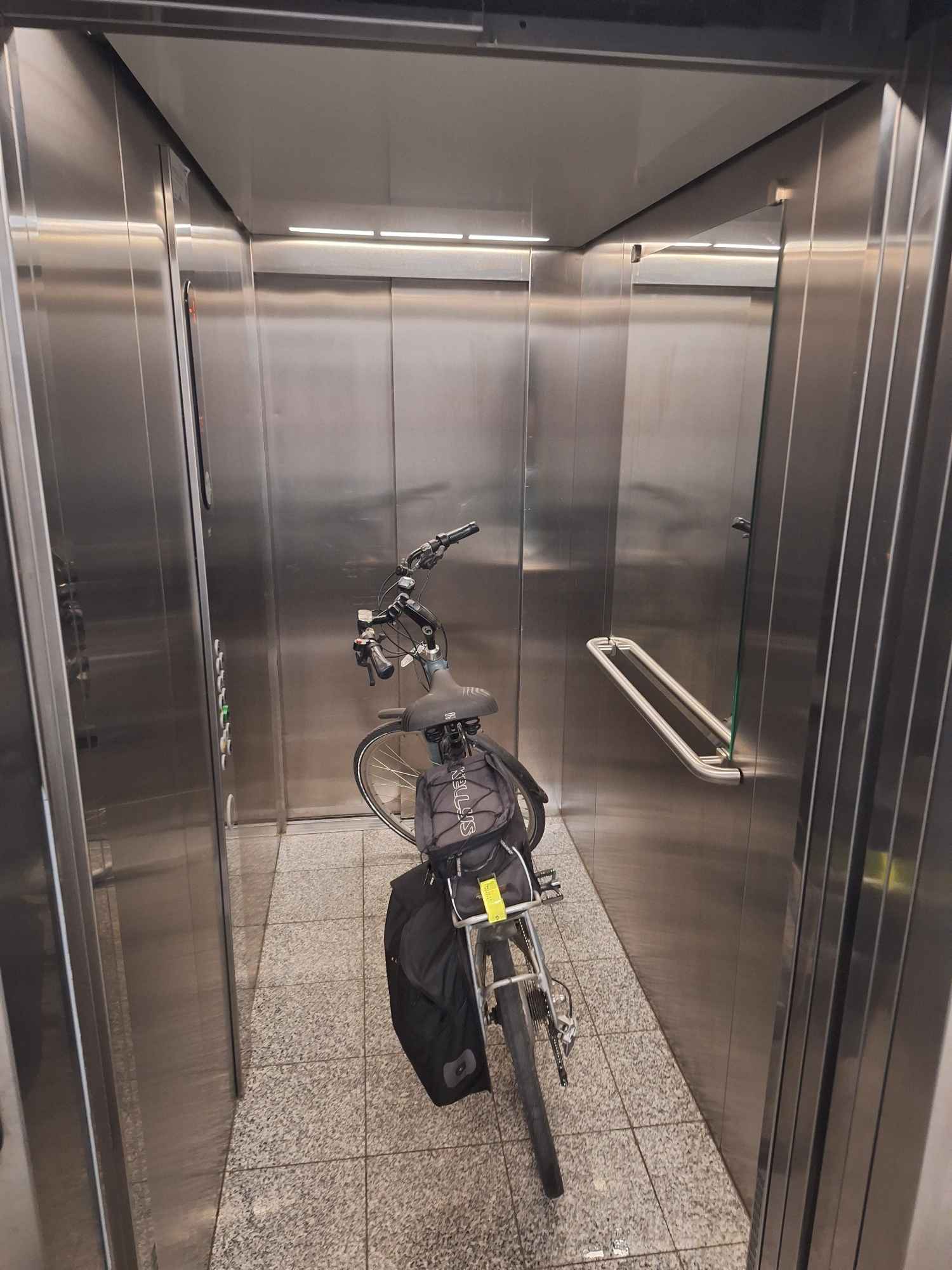 Miejsce Postojowe (17m2) okolice Dworca Głównego (Wrocław) Krzyki - zdjęcie 8